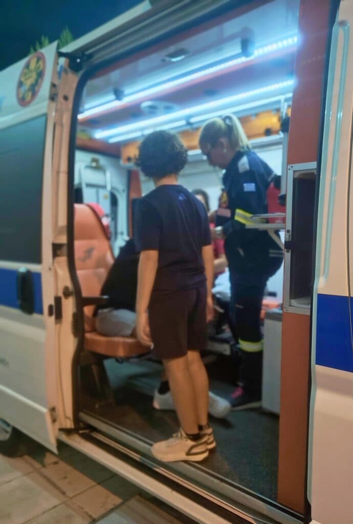 Εθελοντές φροντίζουν ασθενή μέσα στο ασθενοφόρο της ομάδας