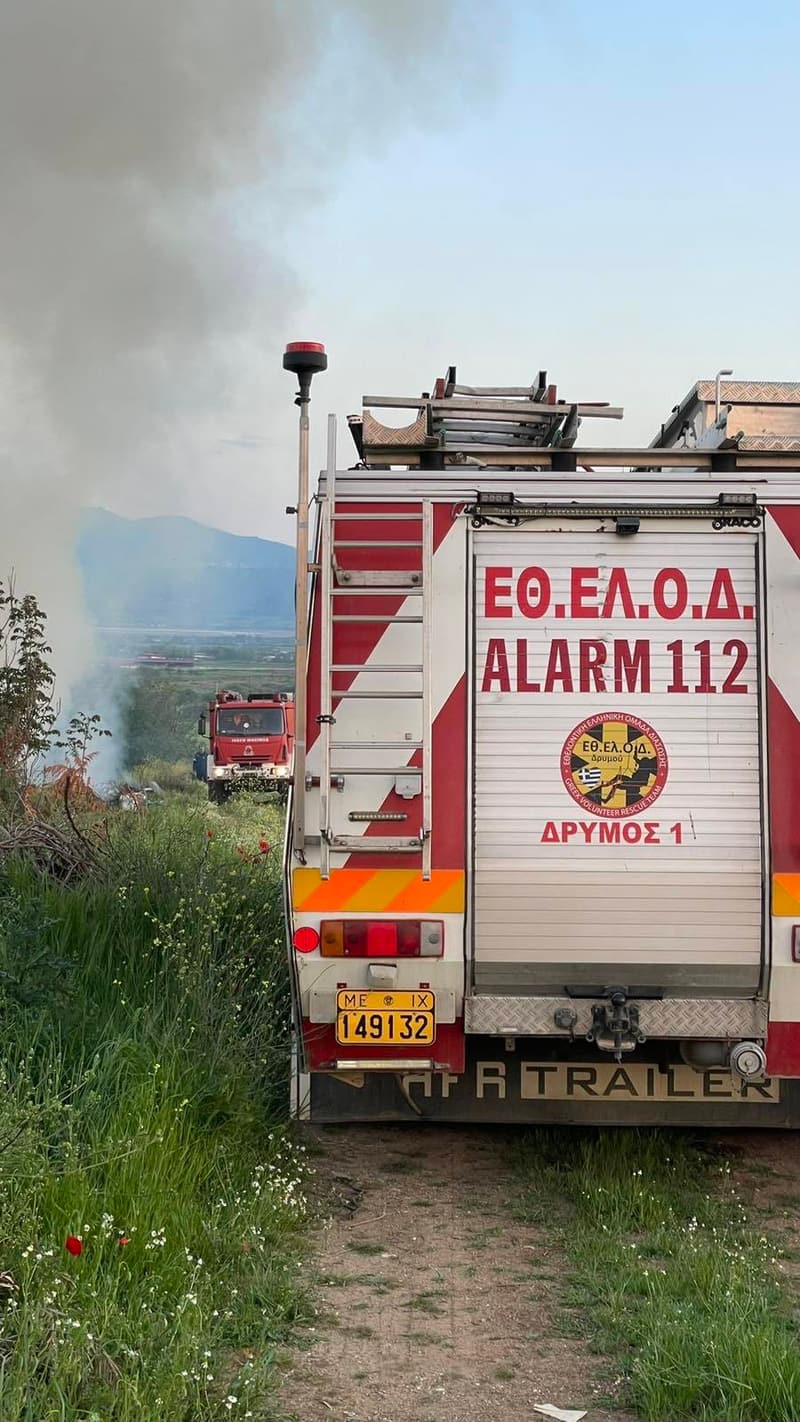 Πυροσβεστικό όχημα της ομάδας σε επιχείρηση κατάσβεσης δασικής πυρκαγιάς